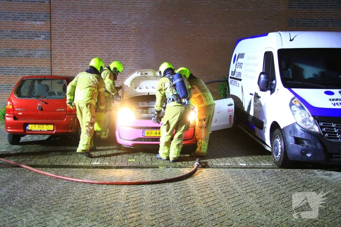 Auto zwaar beschadigd door brand, politie gaat uit van brandstichting