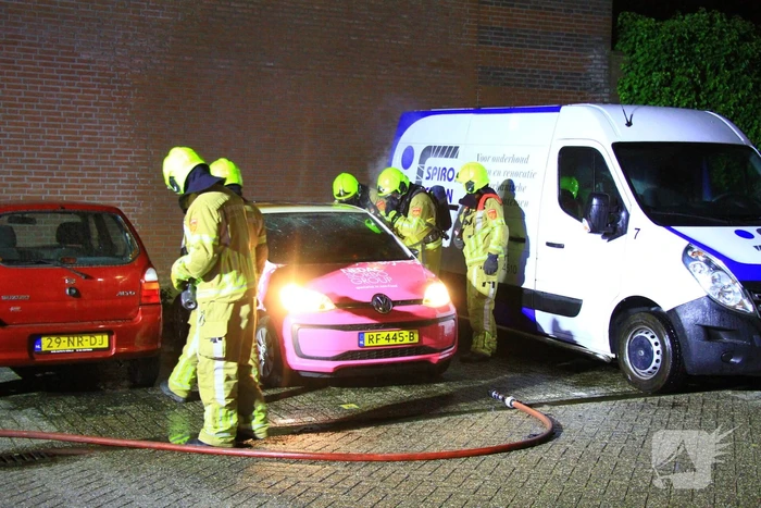 Auto zwaar beschadigd door brand, politie gaat uit van brandstichting