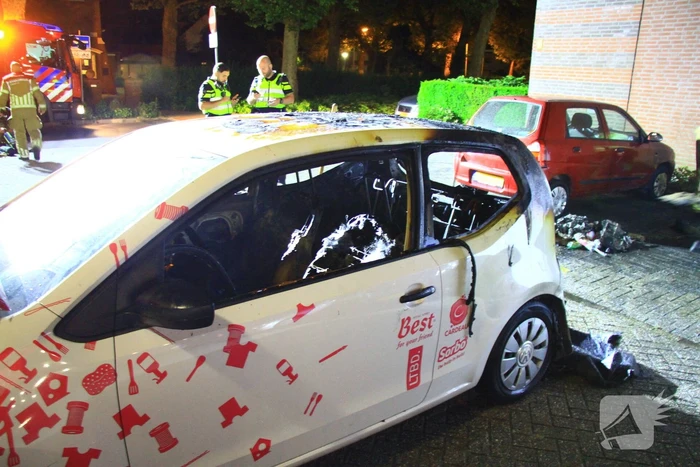 Auto zwaar beschadigd door brand, politie gaat uit van brandstichting