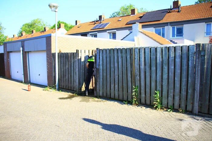 Brandstichting bij schutting van woning