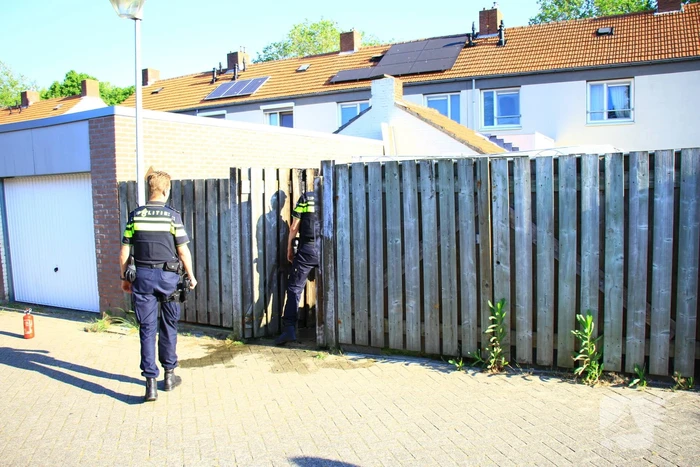 Brandstichting bij schutting van woning
