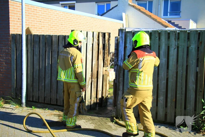 Brandstichting bij schutting van woning