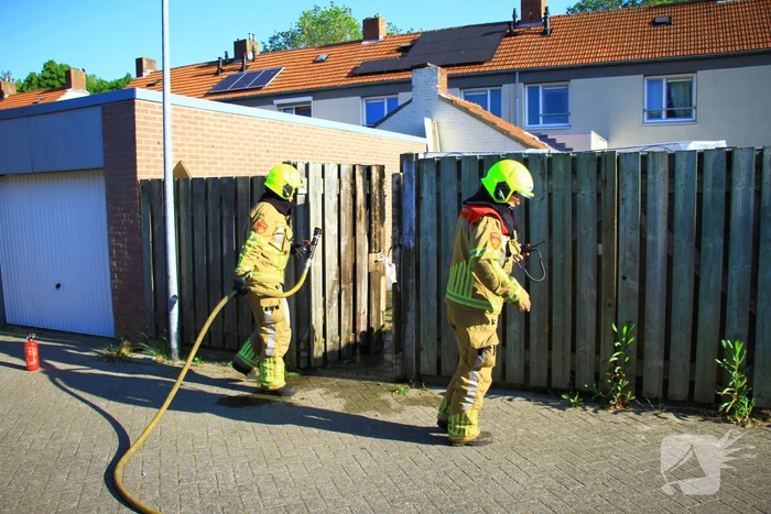 Brandstichting bij schutting van woning