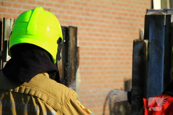 Brandstichting bij schutting van woning