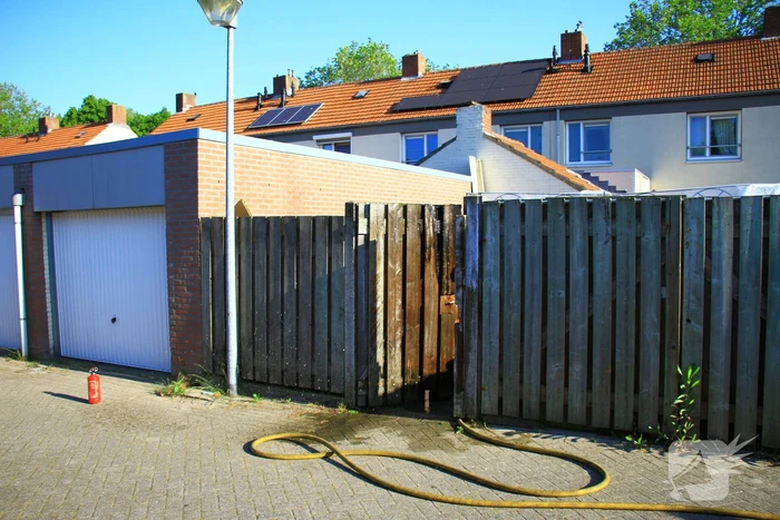 Brandstichting bij schutting van woning