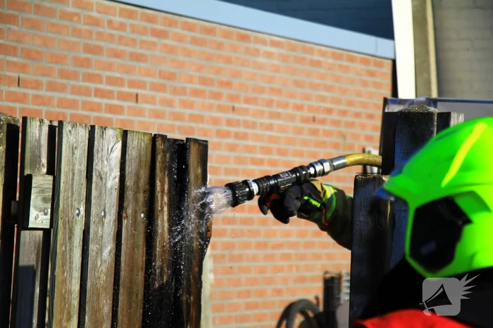 Brandstichting bij schutting van woning