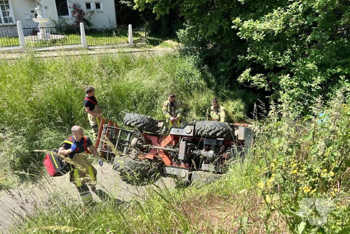 Tractor gekanteld, bestuurder gewond