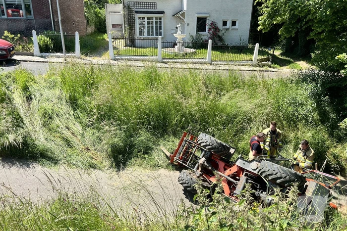 Tractor gekanteld, bestuurder gewond