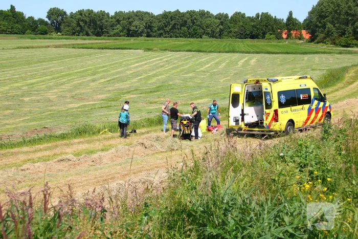 Quad belandt in sloot