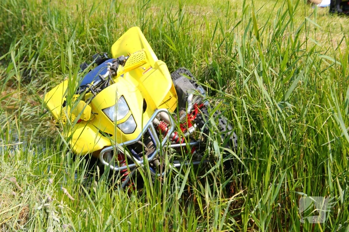 Quad belandt in sloot