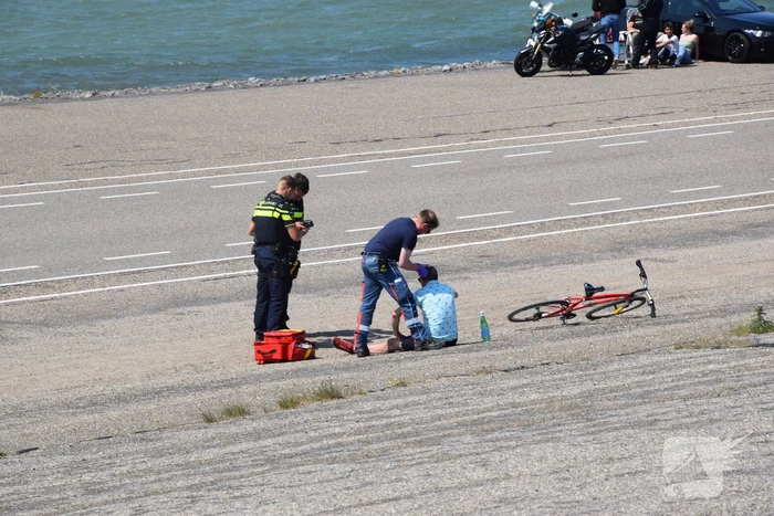 Fietser en automobilist in botsing