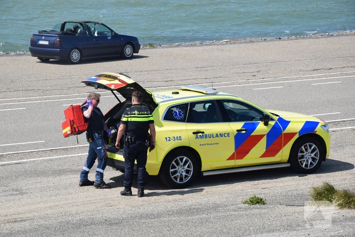 Fietser en automobilist in botsing