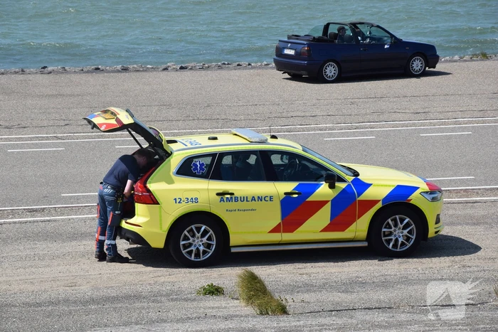 Fietser en automobilist in botsing