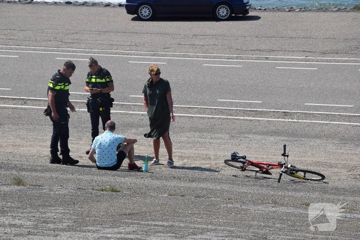 Fietser en automobilist in botsing