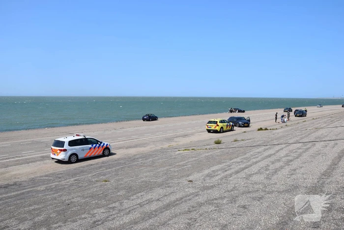 Fietser en automobilist in botsing