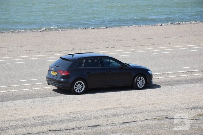 Fietser en automobilist in botsing