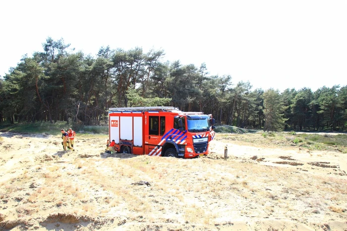 Wederom natuurbrand, brandweer rijdt zich vast