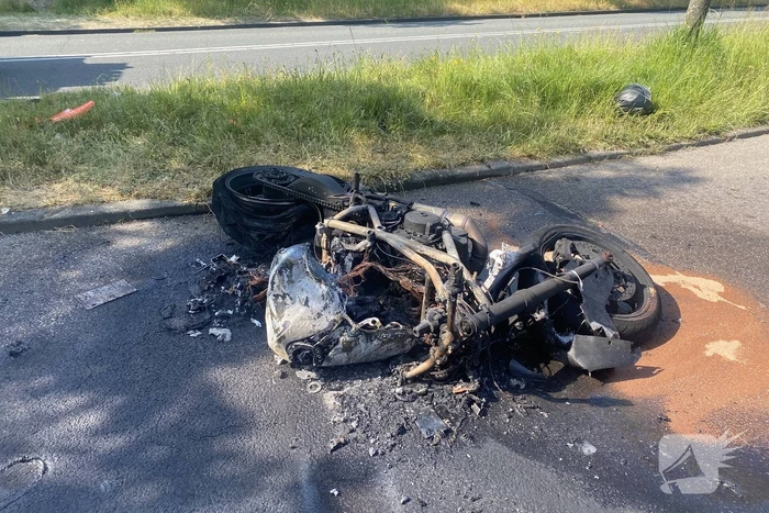 Motor uitgebrand bij ongeval, bestuurder gewond