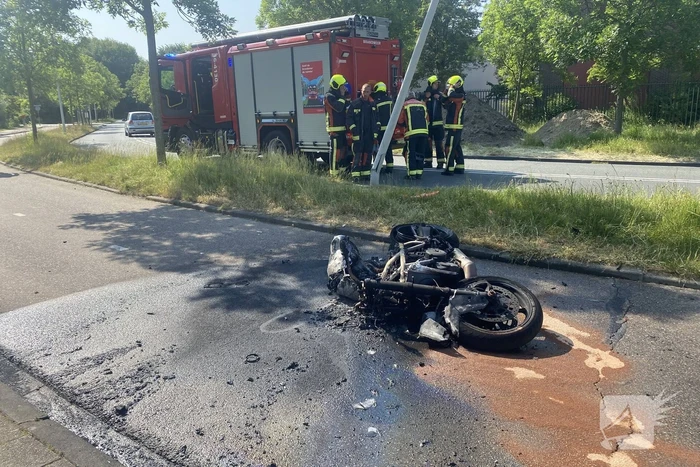 Motor uitgebrand bij ongeval, bestuurder gewond