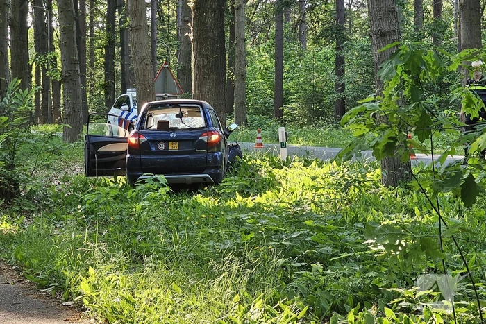 Brommobiel klapt op boom