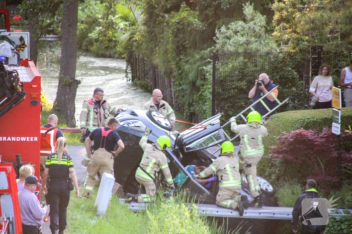 Auto belandt in sloot bij eenzijdig ongeval