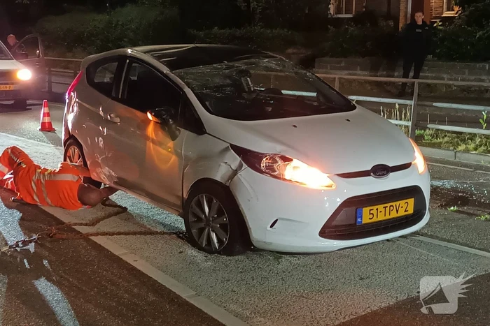 Auto belandt op de kop