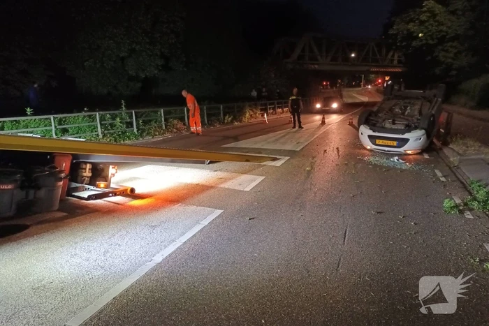 Auto belandt op de kop