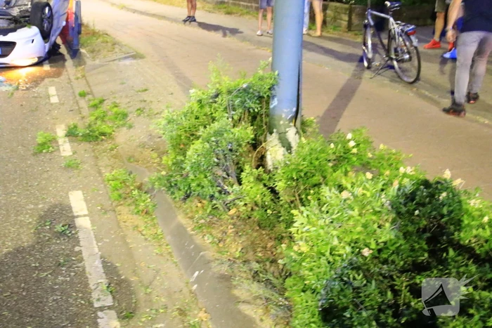Auto belandt op de kop