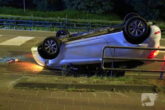 Auto belandt op de kop