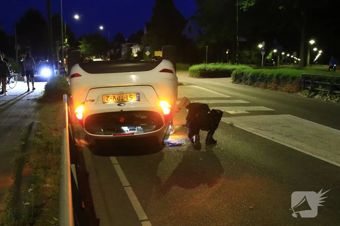 Auto belandt op de kop