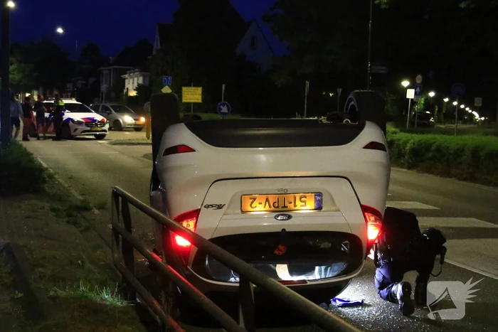 Auto belandt op de kop