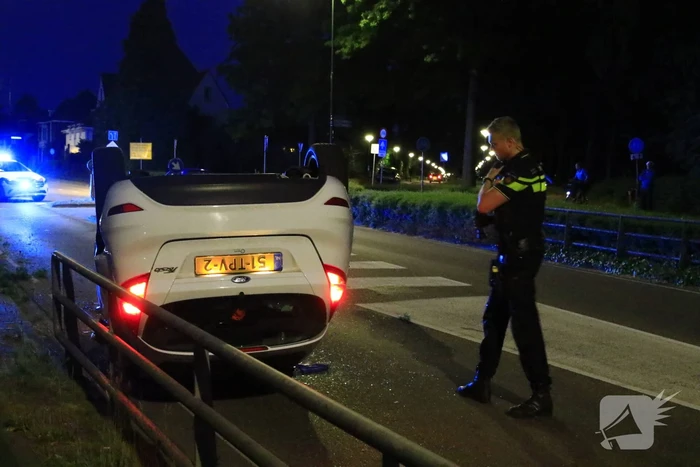Auto belandt op de kop