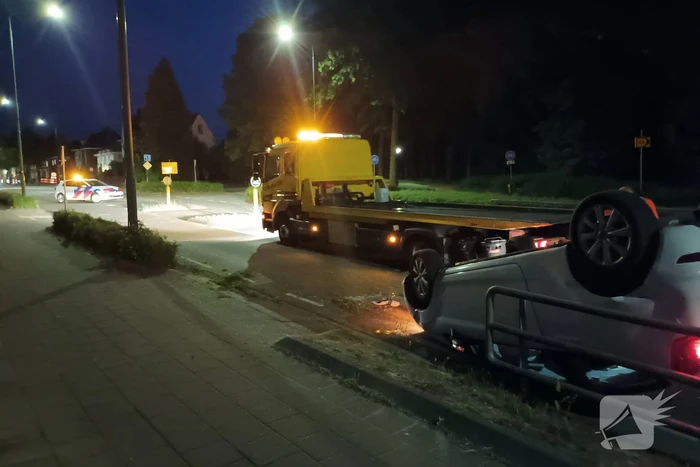 Auto belandt op de kop