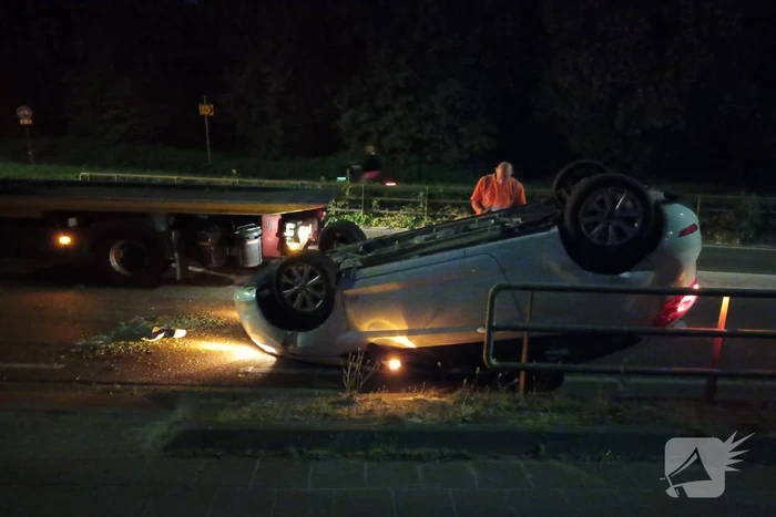 Auto belandt op de kop