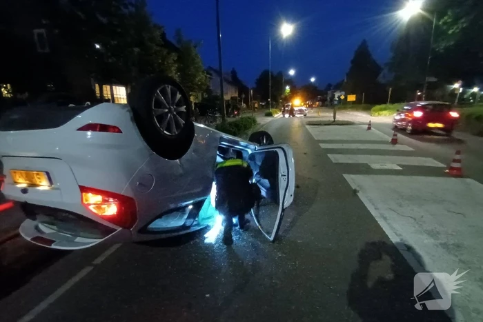 Auto belandt op de kop