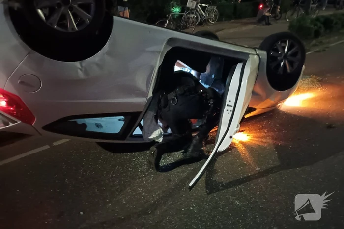 Auto belandt op de kop