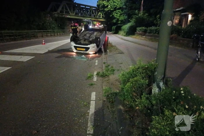 Auto belandt op de kop