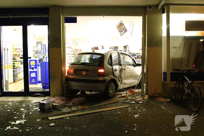 Ravage nadat auto winkel inrijdt