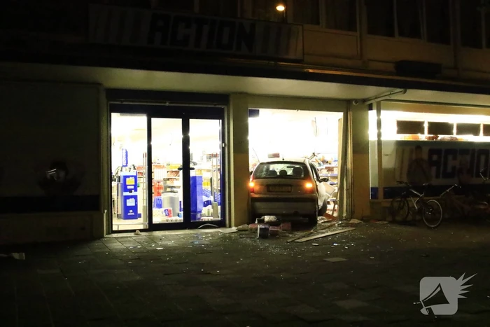 Ravage nadat auto winkel inrijdt
