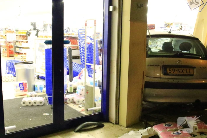 Ravage nadat auto winkel inrijdt