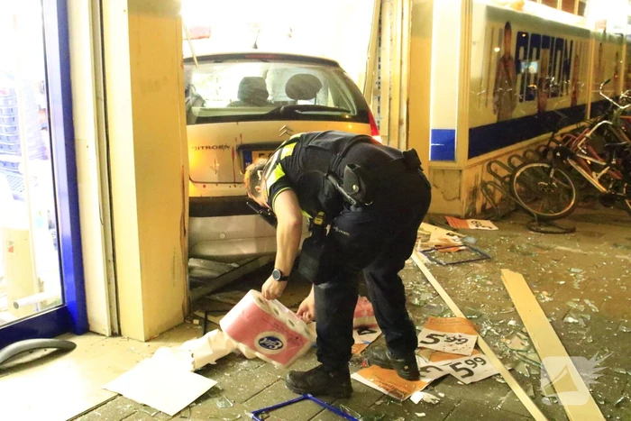 Ravage nadat auto winkel inrijdt