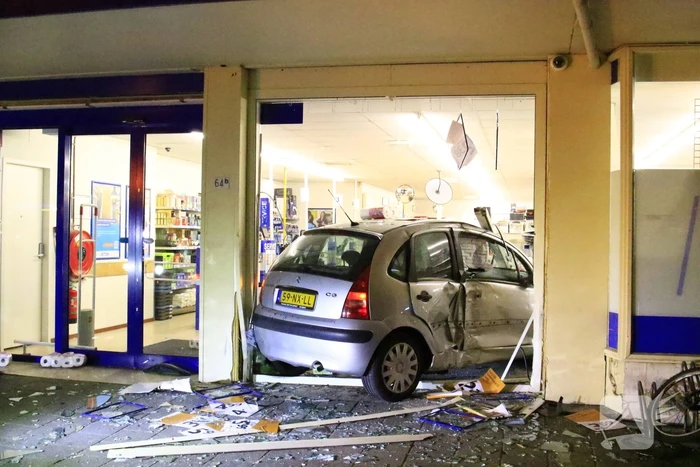 Ravage nadat auto winkel inrijdt
