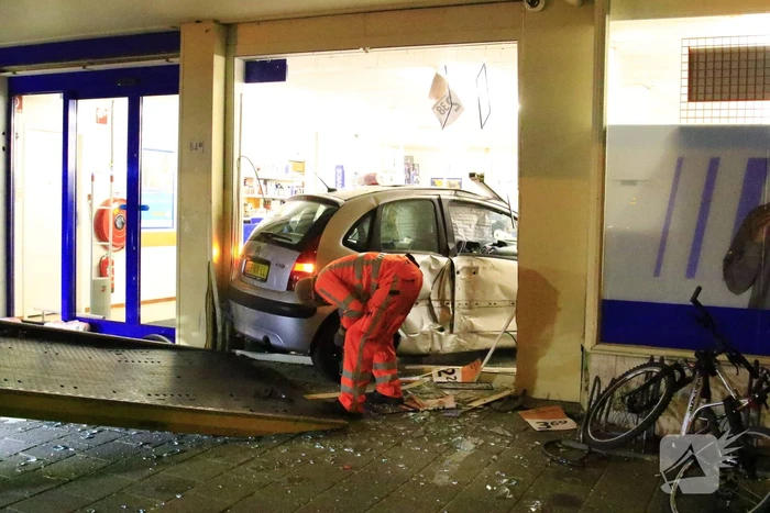 Ravage nadat auto winkel inrijdt