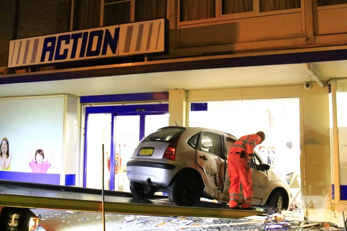 Ravage nadat auto winkel inrijdt