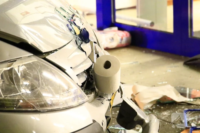 Ravage nadat auto winkel inrijdt