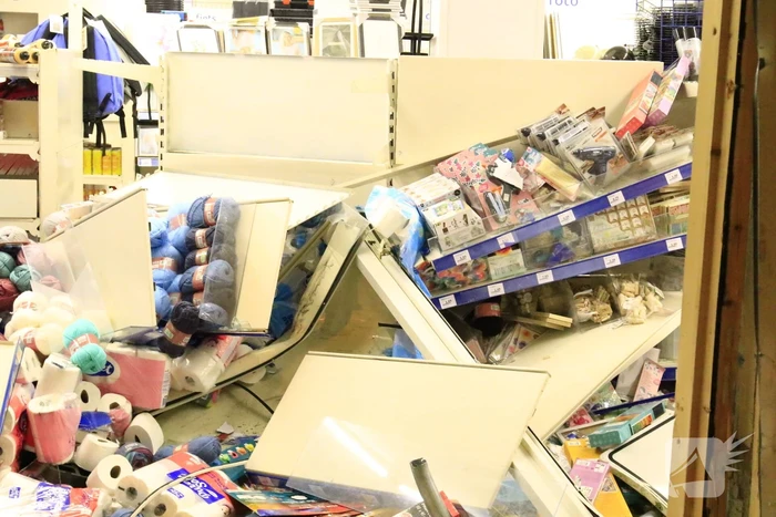 Ravage nadat auto winkel inrijdt