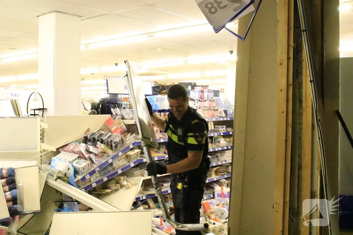 Ravage nadat auto winkel inrijdt