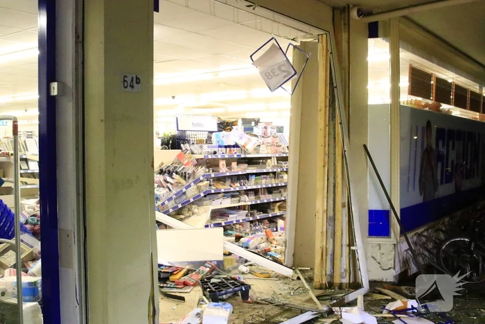 Ravage nadat auto winkel inrijdt