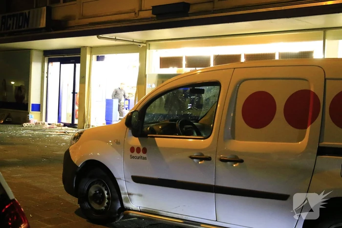 Ravage nadat auto winkel inrijdt