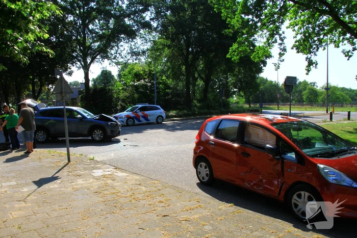 Auto knalt in portier van medeweggebruiker